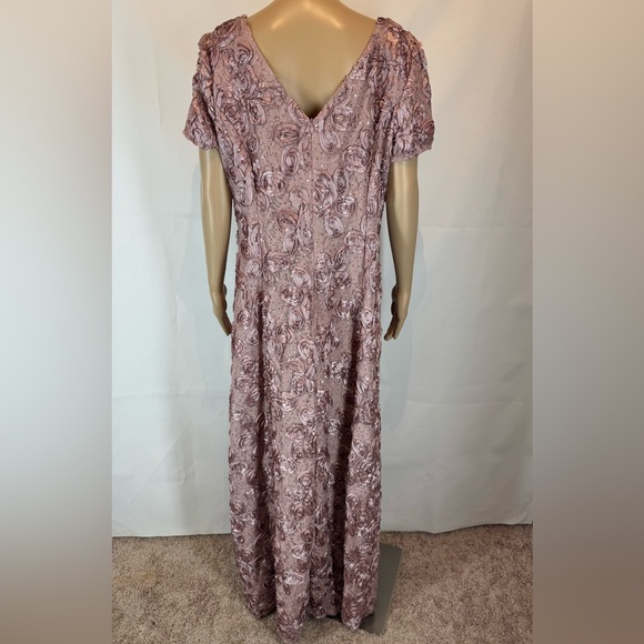 Alex Evenings Rosette A-Line Gown Sequins Short Sleeve in Rose Pink Size 18 - Picture 8 of 16